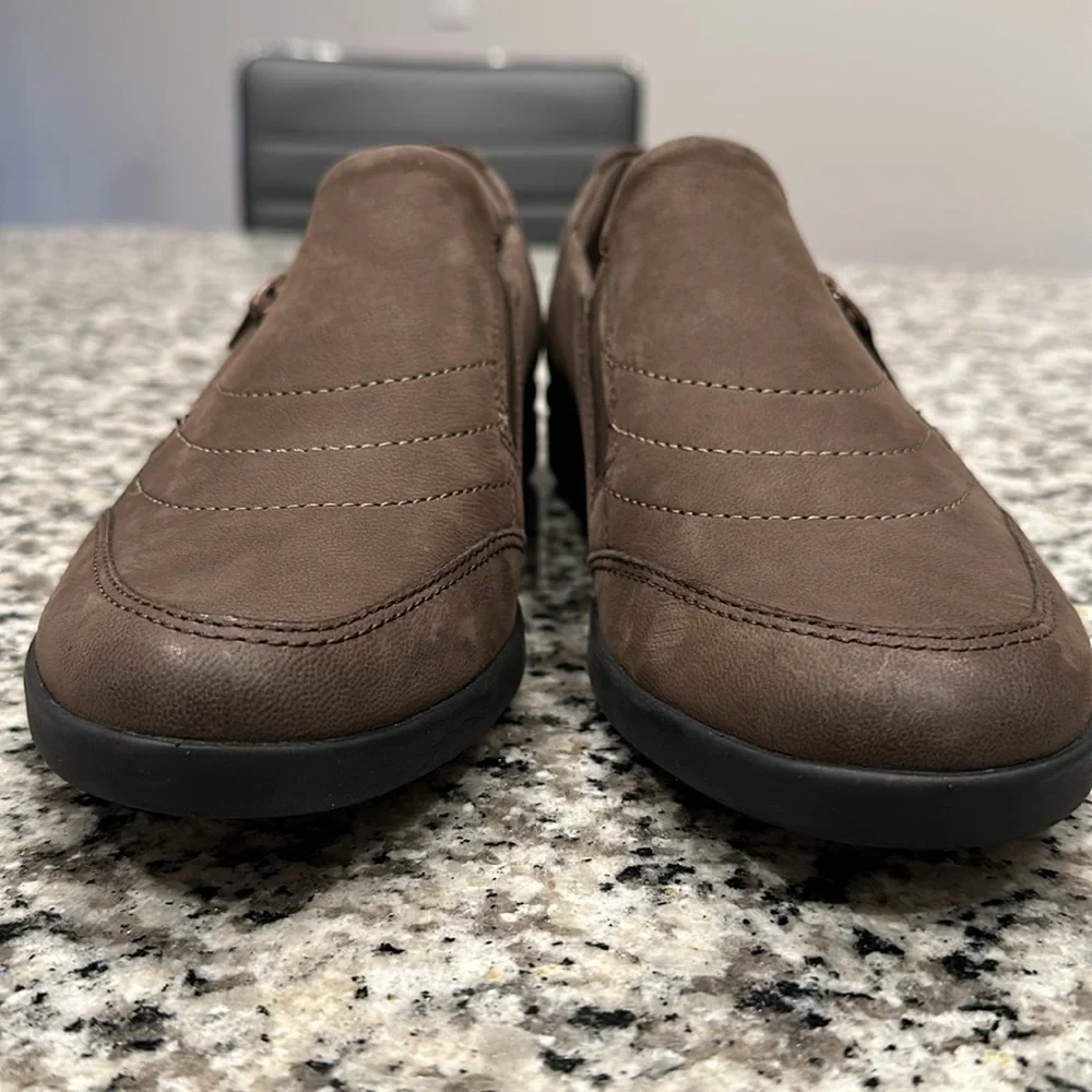 Clarks Business Casual loafers. NWT. Woman’s Size 9. No original box. - Picture 6 of 10